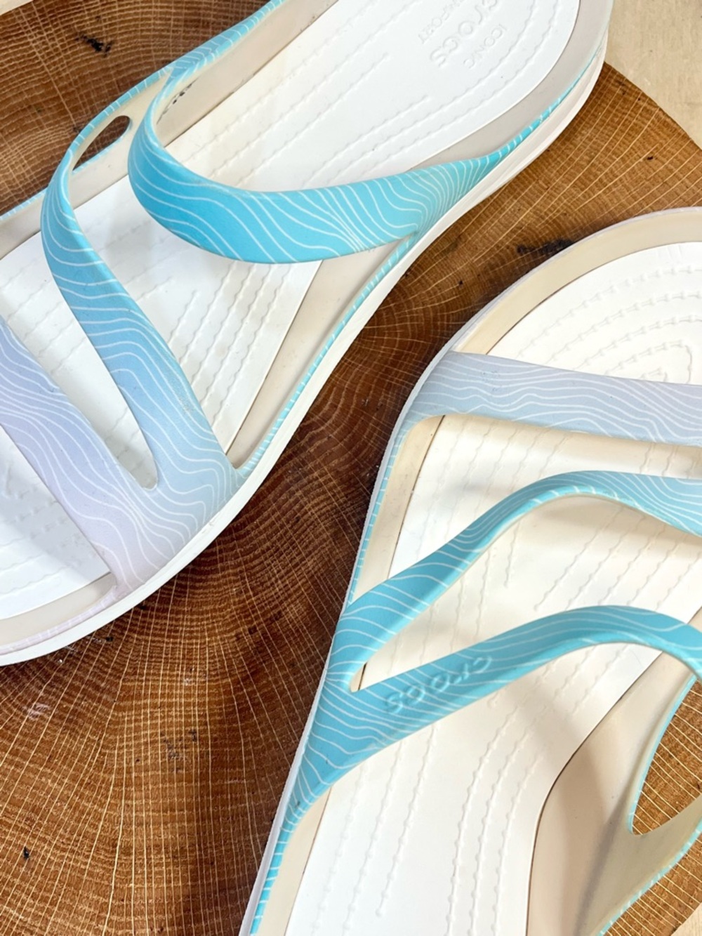 CROCS Women's Aqua-to-White Gradient Wave Strap Sandals